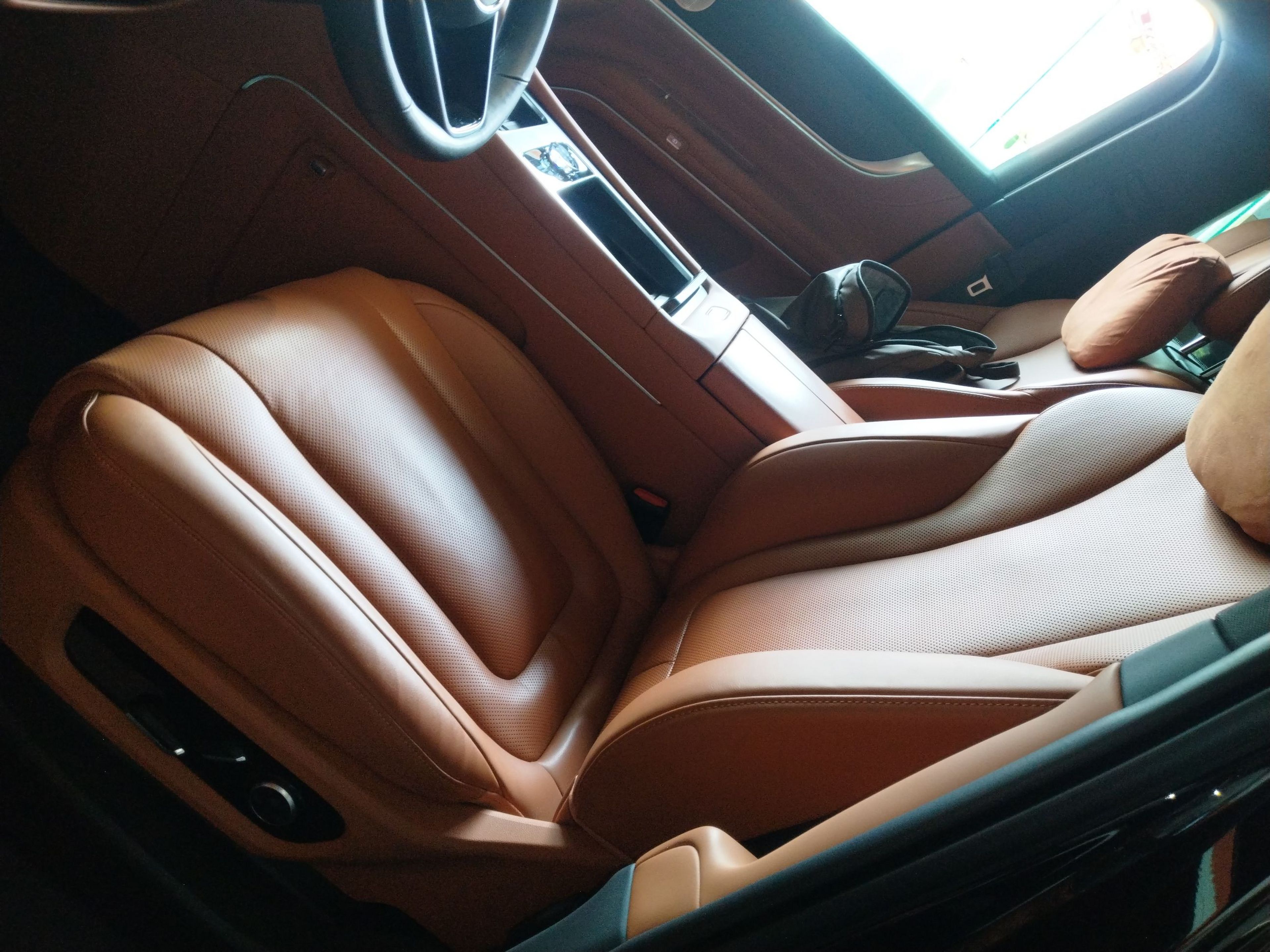 المقاعد الأمامية داخل السيارة