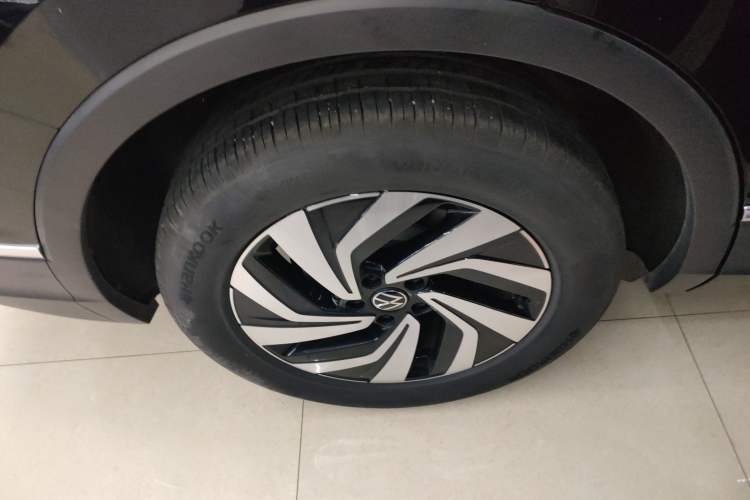 Used Volkswagen Tiguan L 2024 Outstanding Model 300TSI Automatic Two-Wheel Drive Longteng Edition
