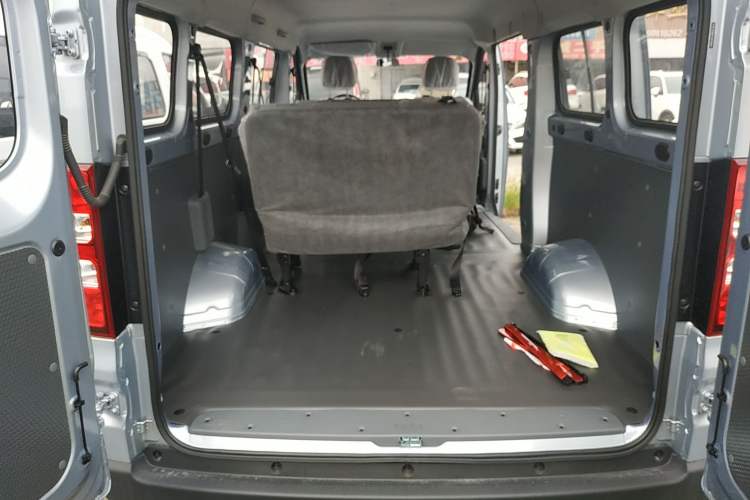 Used Wuling Yangguang 2024 300KM Comfort Version Passenger Van 75kW

