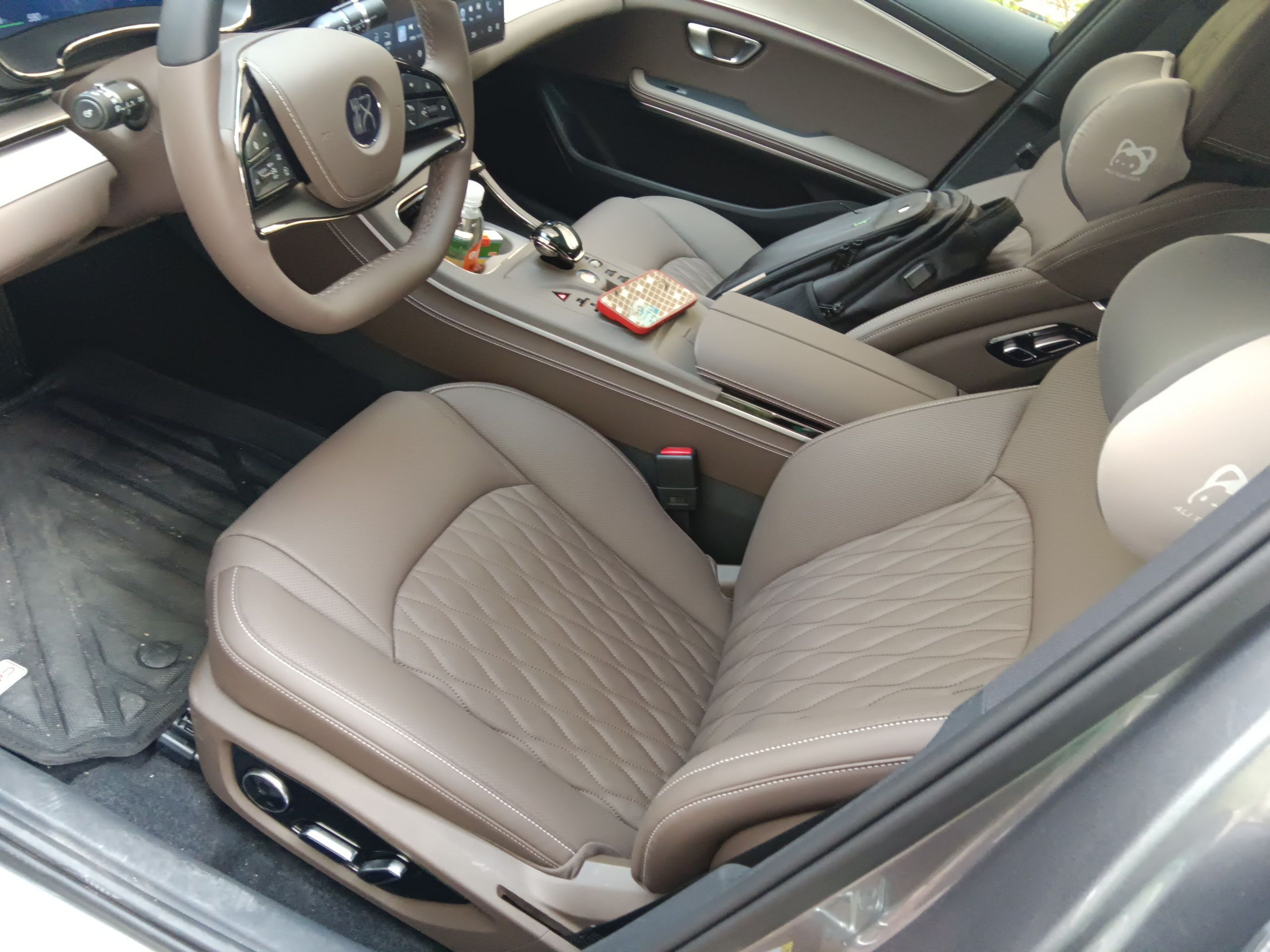 Переднее сиденье в автомобиле