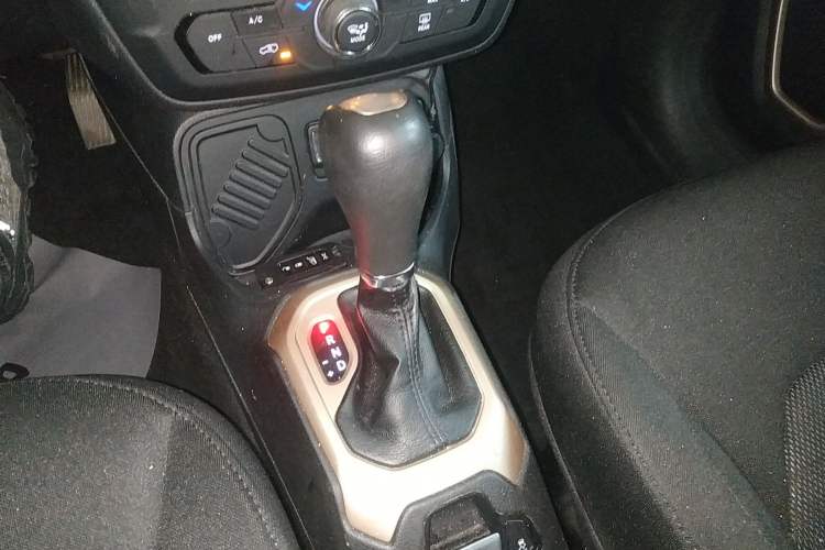 Used  Renegade 2018 Connected Large Screen Version 180T Automatic Kinetic Edition+