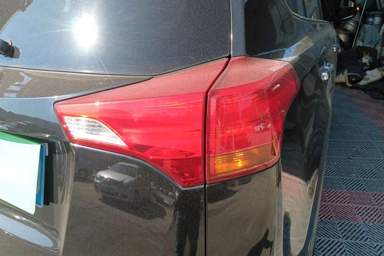 Used Toyota RAV4 2013 2.0L CVT Four-Wheel Drive New Edition