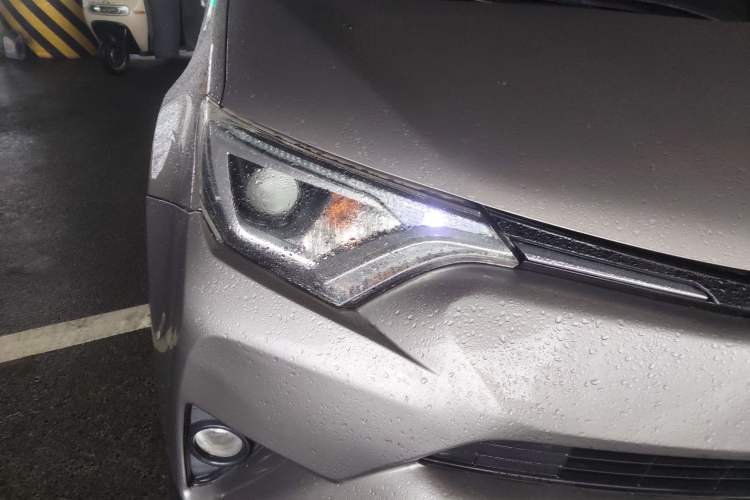 Used Toyota RAV4 2016 2.0L CVT Two-Wheel Drive Fashion Edition China V Standard
