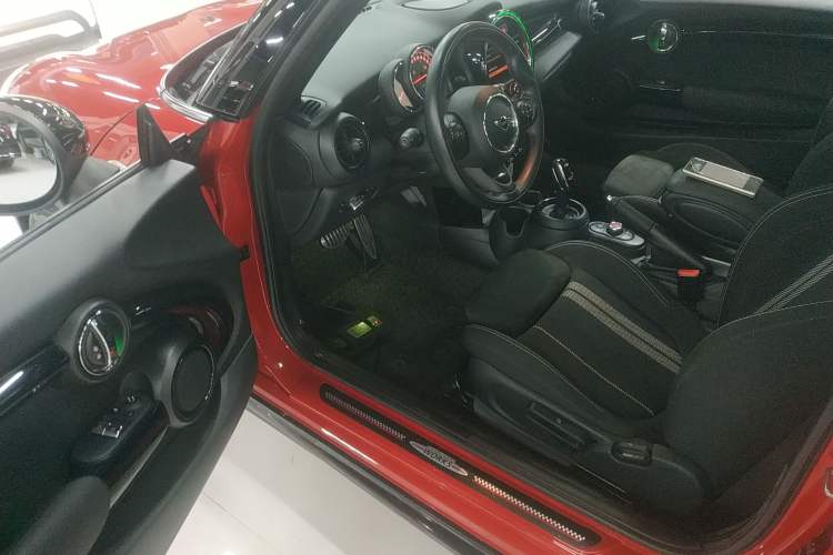 Used  MINI 2019 1.5T COOPER Racing Driver

