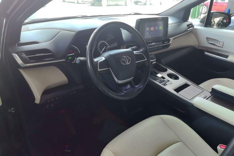 Used Toyota Sienna 2021 2.5L Hybrid Luxury Edition
