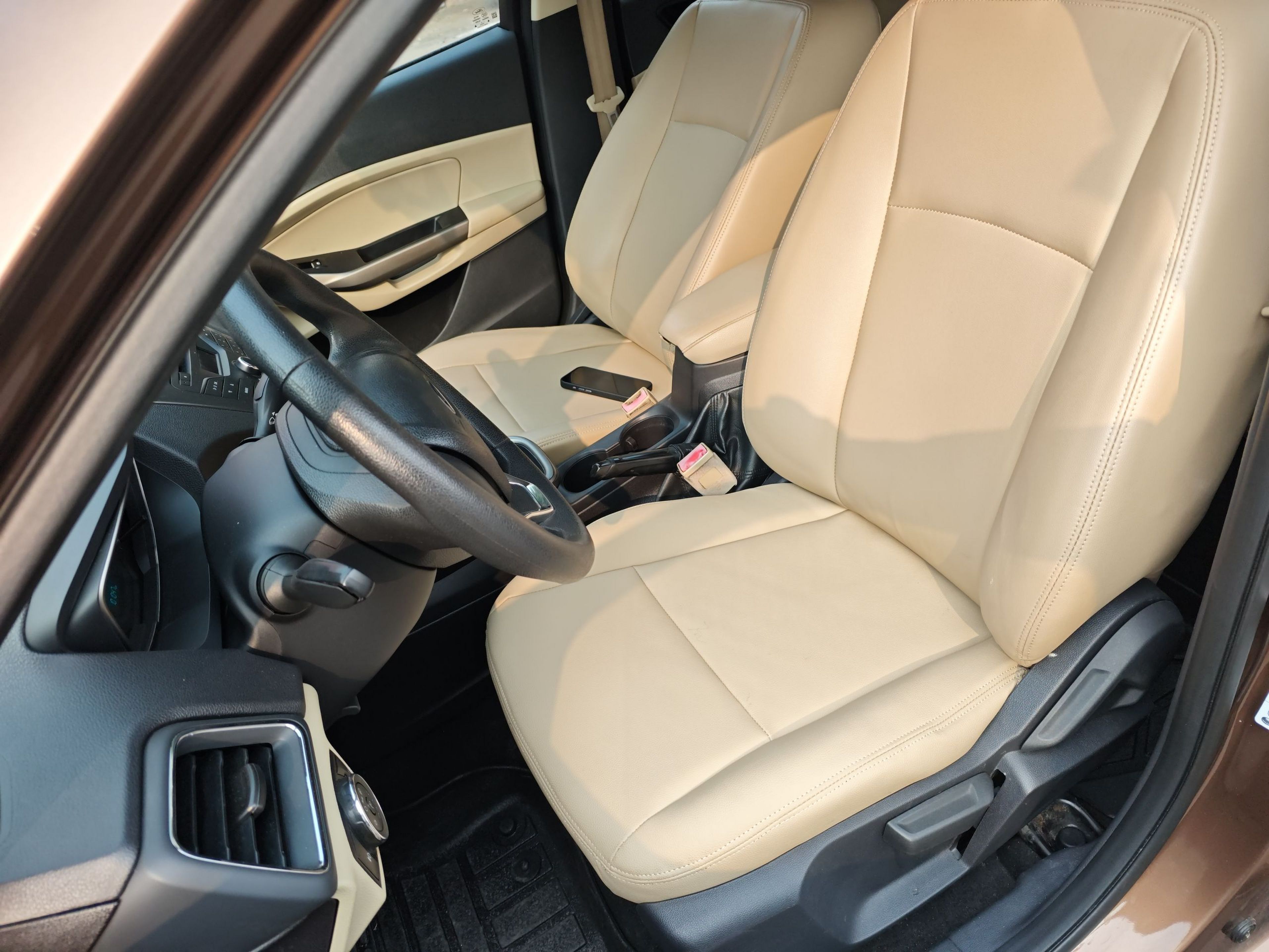 Переднее сиденье в автомобиле