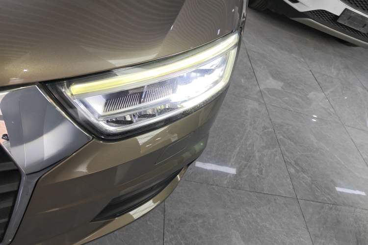 Used Audi Q3 2017 40 TFSI quattro all-wheel-drive sport model
