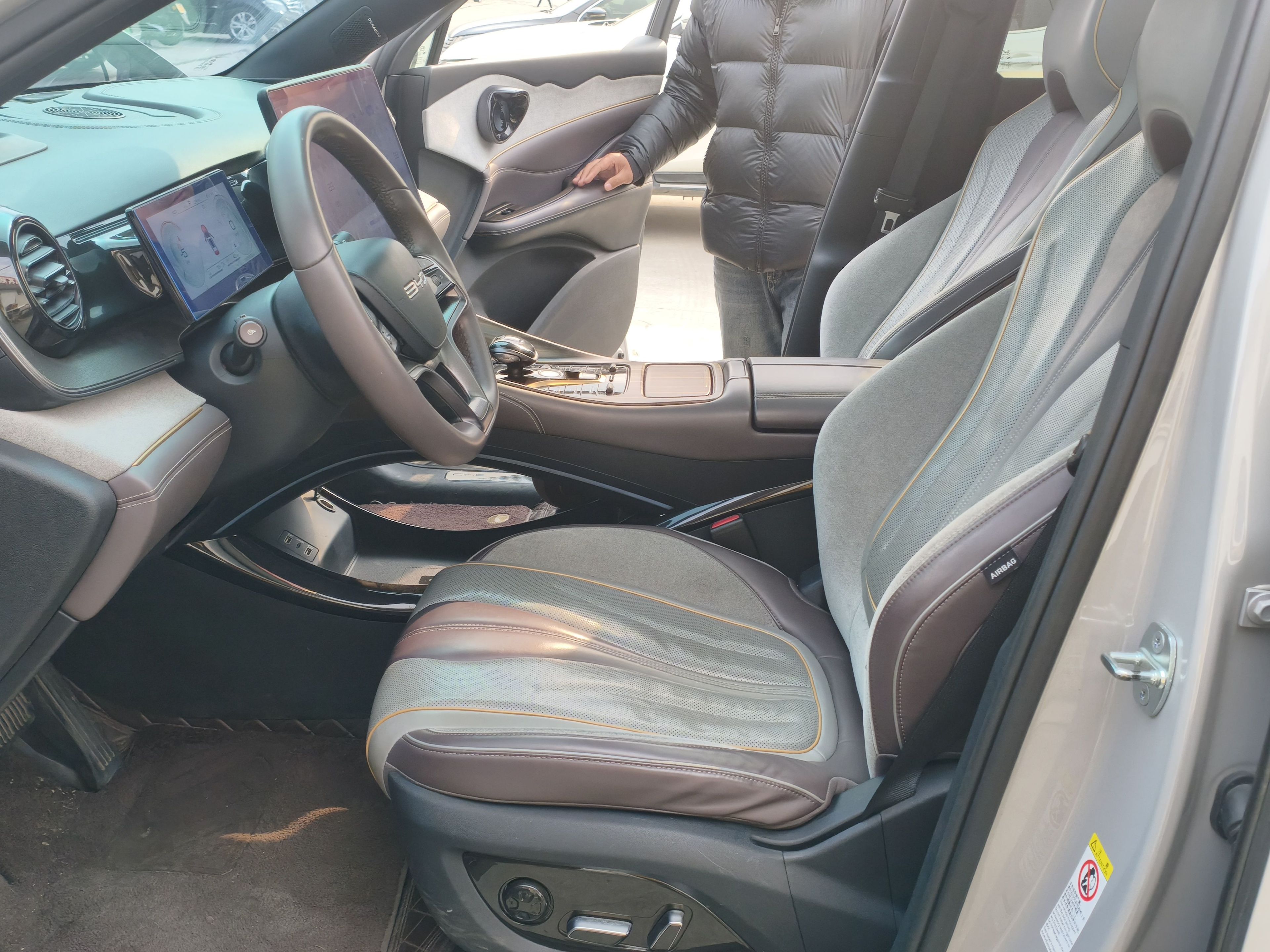 المقاعد الأمامية داخل السيارة