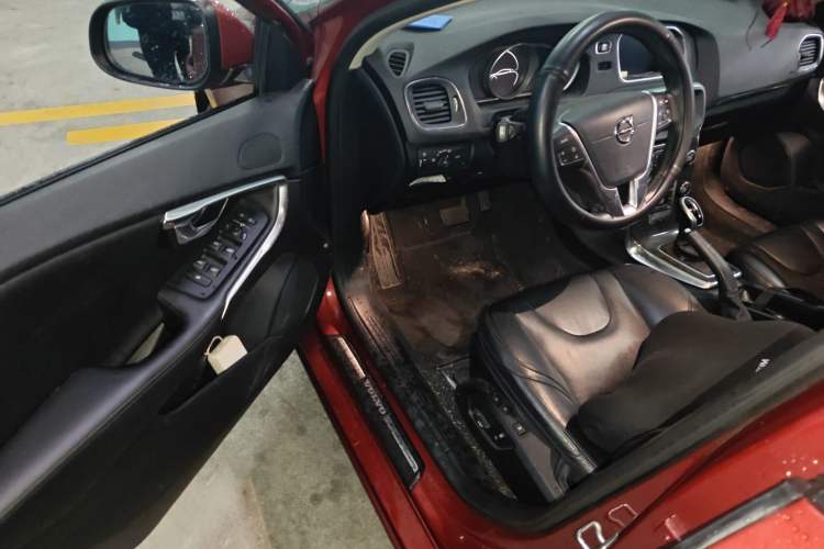 Used Volvo V40 2017 T3 Zhiyi Edition
