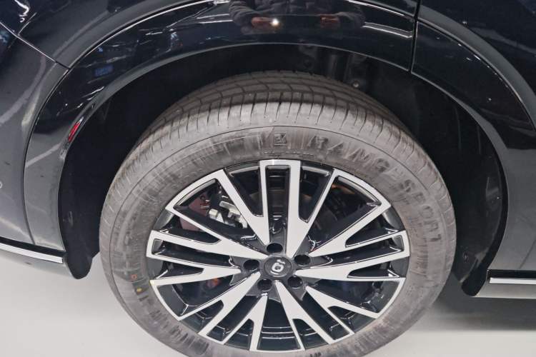 Used  Q07 2025 215 Prestige Edition