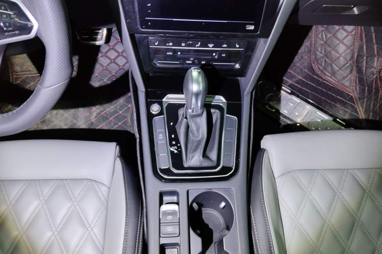 Used Volkswagen Magotan 2023 2 Million Units Limited Edition 330TSI DSG Leading Version
