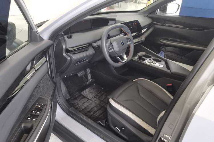 Used Changan UNI-V 2023 1.5T Prestige Model
