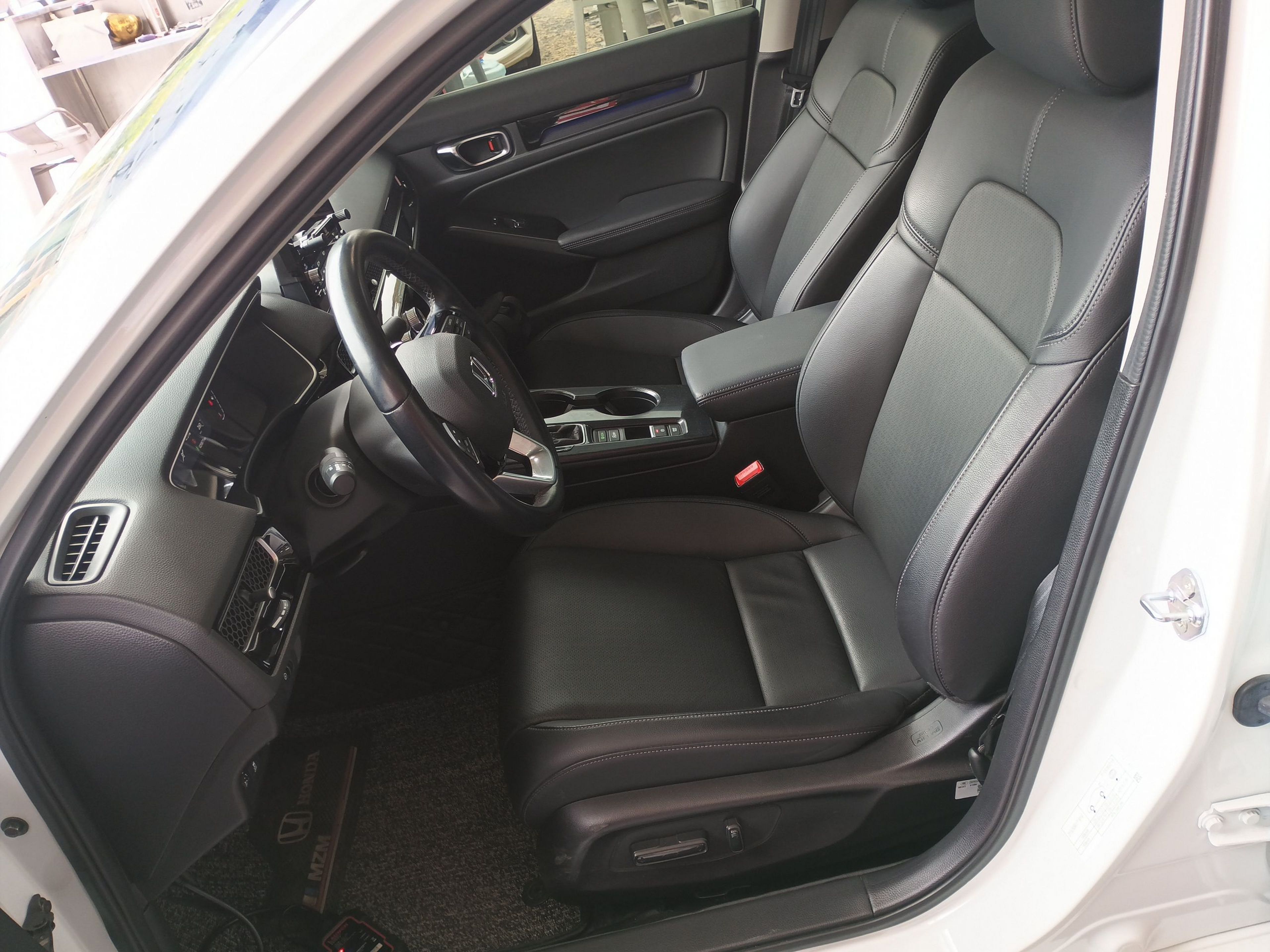 Переднее сиденье в автомобиле