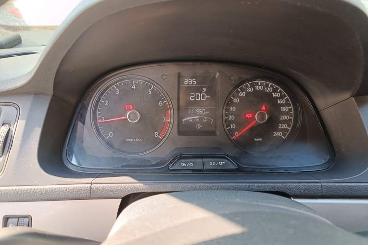 Used Volkswagen Gran Lavida 2013 1.6L Manual Fashion Model