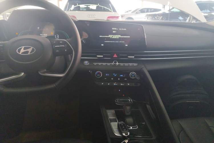 Used Hyundai Elantra 2023 1.5L CVT LUX Prestige Edition
