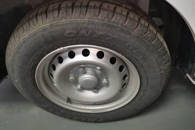 Used Wuling Yangguang 2025 Model 310KM Bus Edition—Customized by CATL
