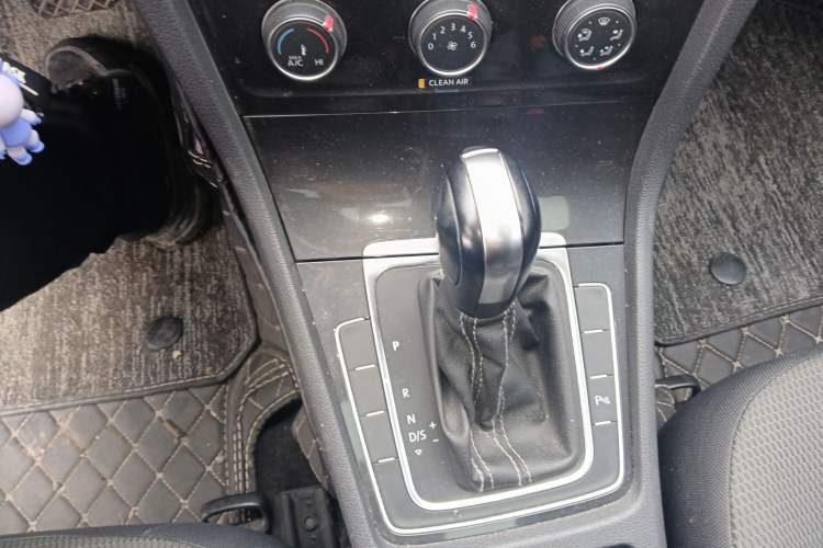 Used Volkswagen Golf 2017 1.6L Automatic Comfort Million-Vehicle Anniversary Edition
