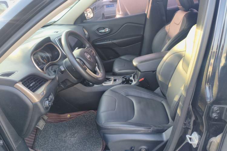 Used  Cherokee 2016 2.4L Professional Edition
