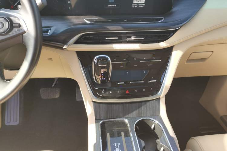 Used Buick GL8 2022 ES Landtrek 653T Luxury Edition
