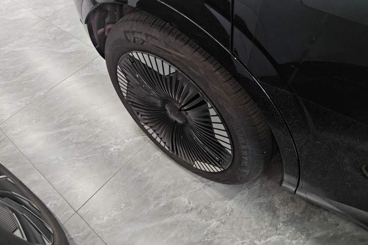 Used  11 2024 630 Rear-Wheel Drive Edition with Three Lasers
