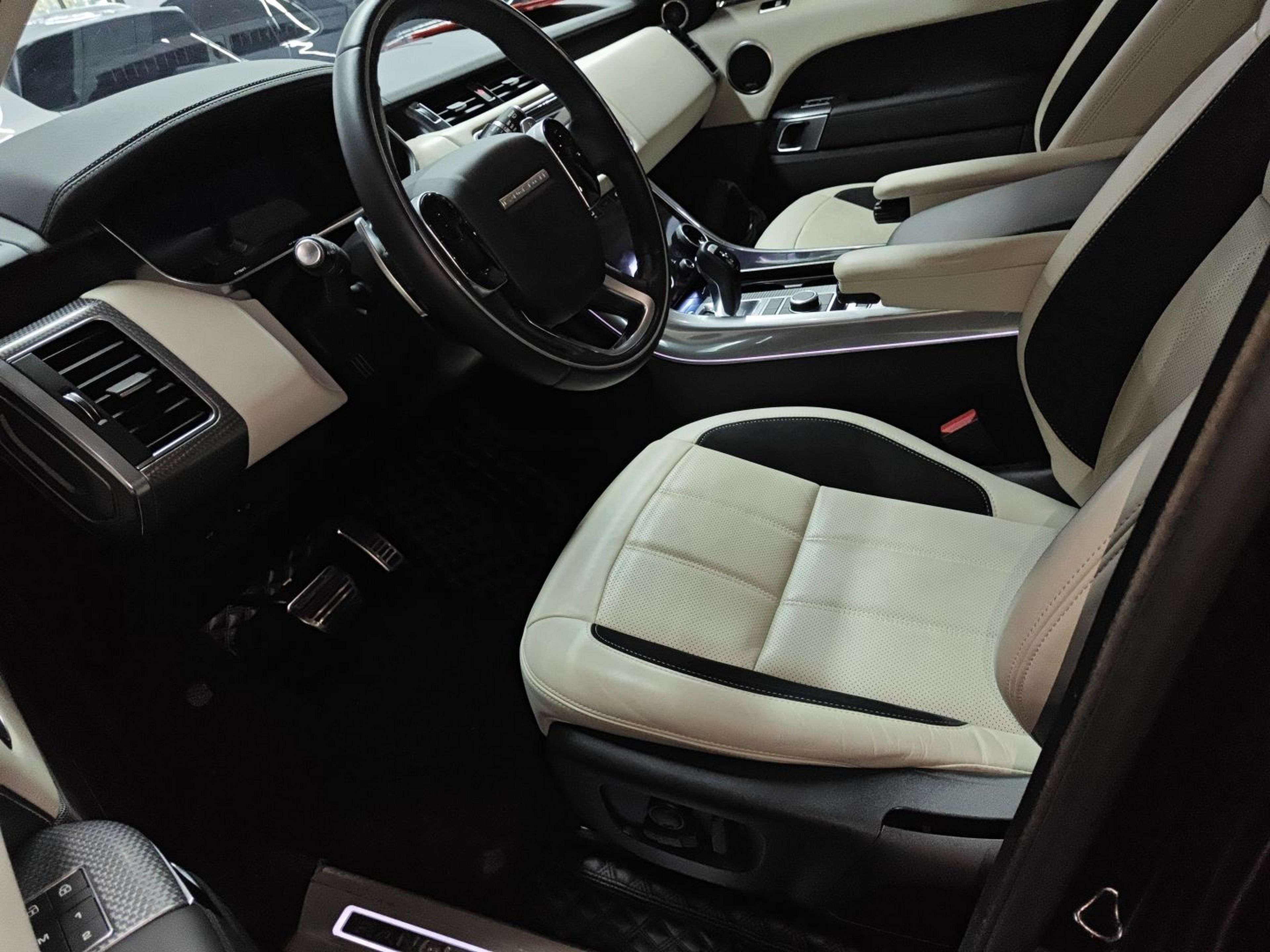 المقاعد الأمامية داخل السيارة