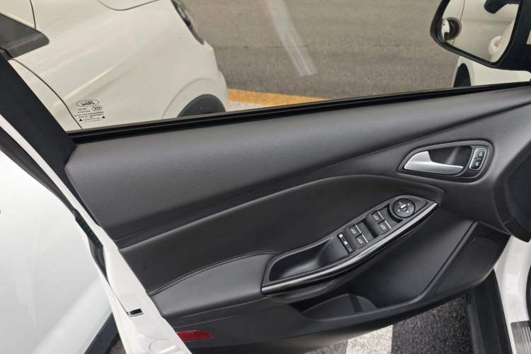 Used Ford Focus 2017 Hatchback EcoBoost 125 Automatic - Ultra-Powerful Style Edition with Smart Drive Features
