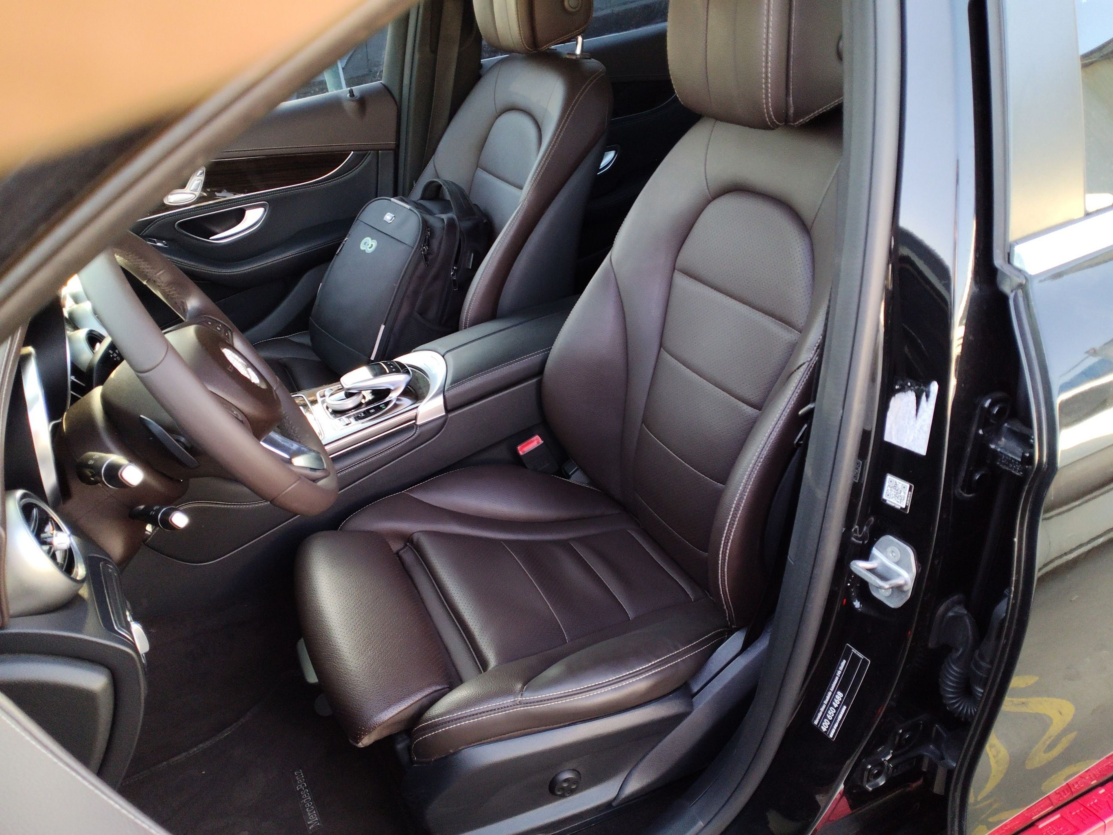 المقاعد الأمامية داخل السيارة