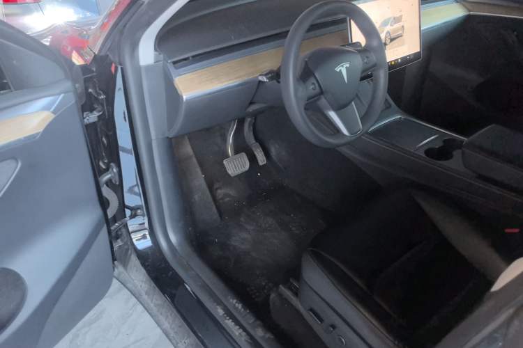 Used Tesla Model Y 2022 Long-Range All-Wheel-Drive Version
