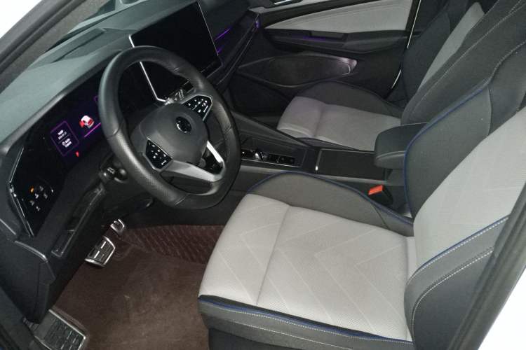 Used Volkswagen Golf 2025 300TSI R-Line
