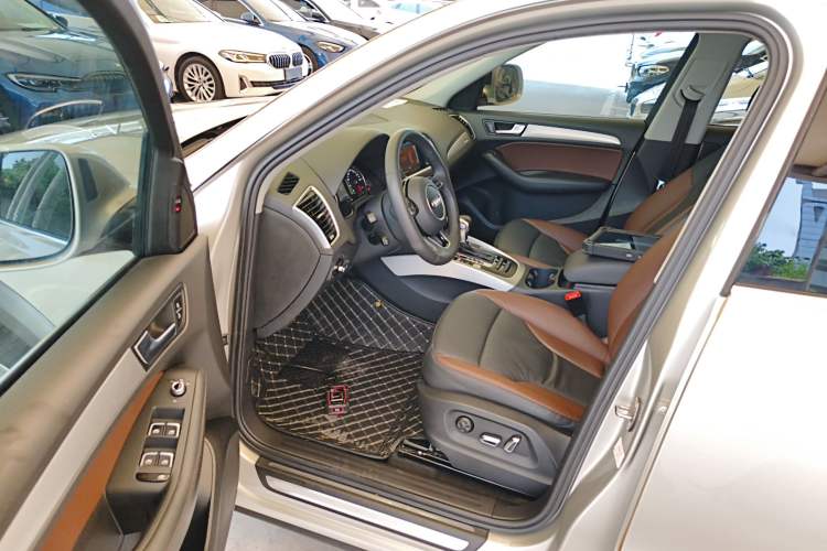 Used Audi Q5 2017 Plus 40 TFSI Technology Model
