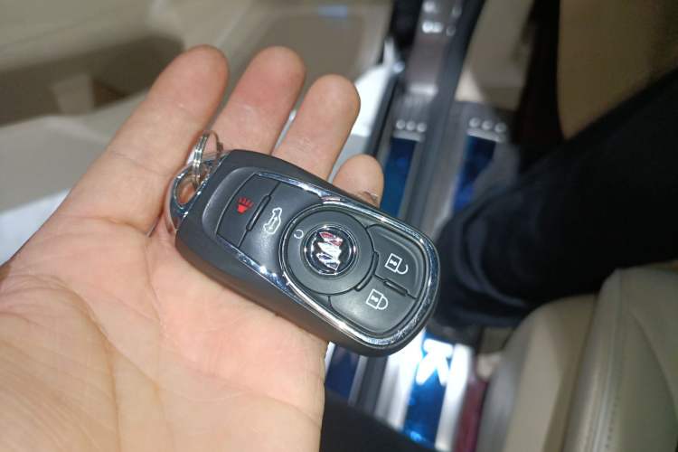 Used Buick GL8 2023 Facelifted Land Cruiser Executive Luxury Version