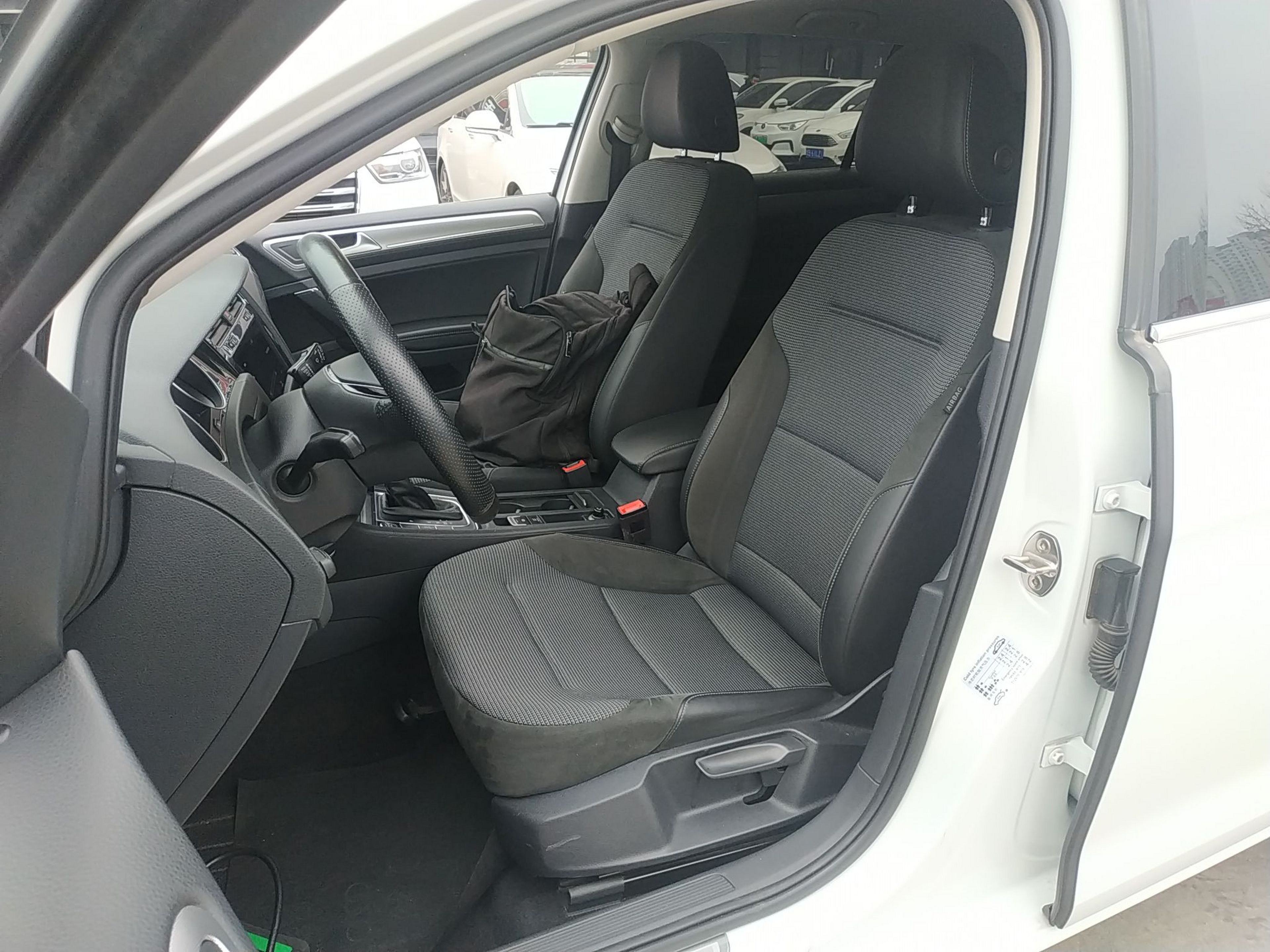 Переднее сиденье в автомобиле