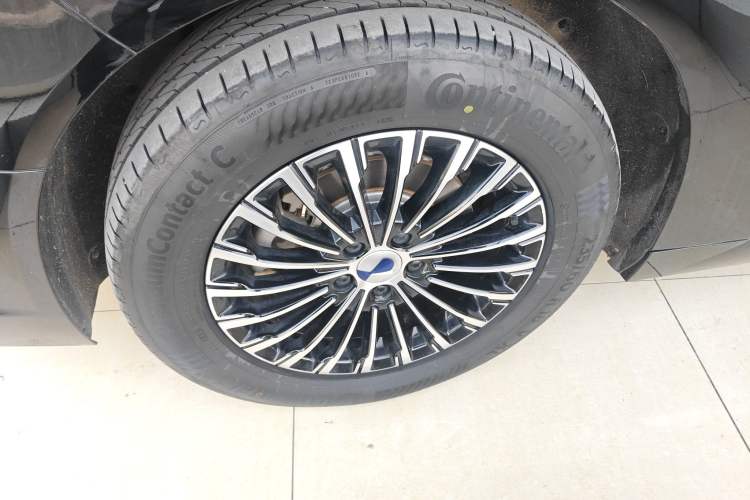 Used Denza D9 2025 DM-i Smart Drive 1020 Four-Wheel Drive Deluxe Model
