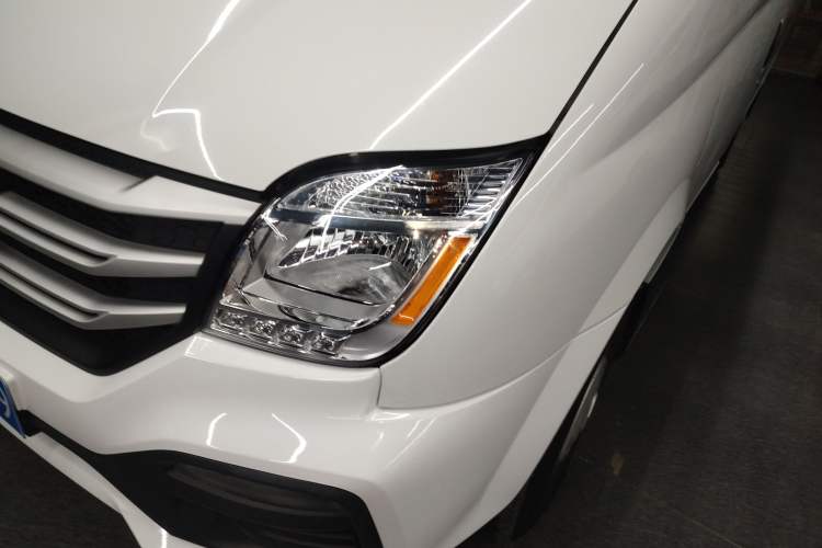 Used SAIC MAXUS Xintu V80 2023 2.0T Manual Classic Aoyuntong Short Wheelbase Mid-Roof 5/6-Seater