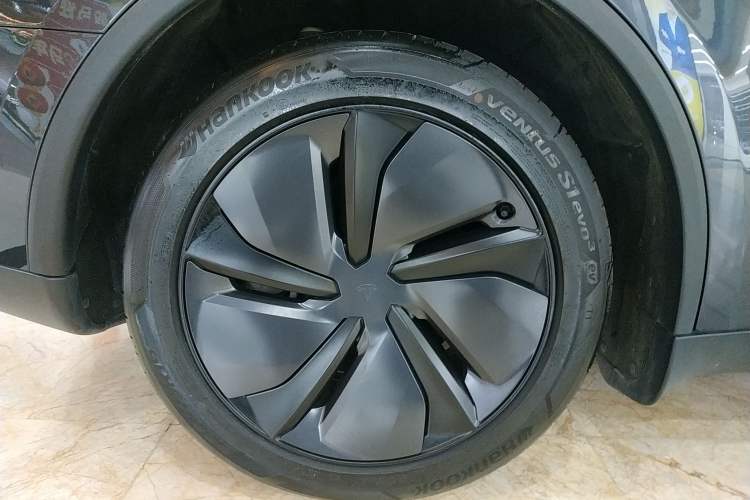 Used Tesla Model Y 2025 Long-Range All-Wheel-Drive Version