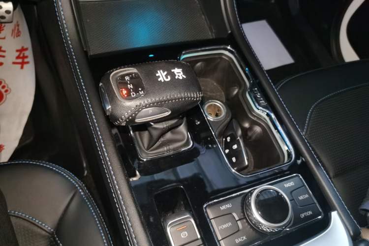 Used  BJ40 2023 2.0T Automatic Four-Wheel Drive Urban Hunter Edition Chivalrous Type
