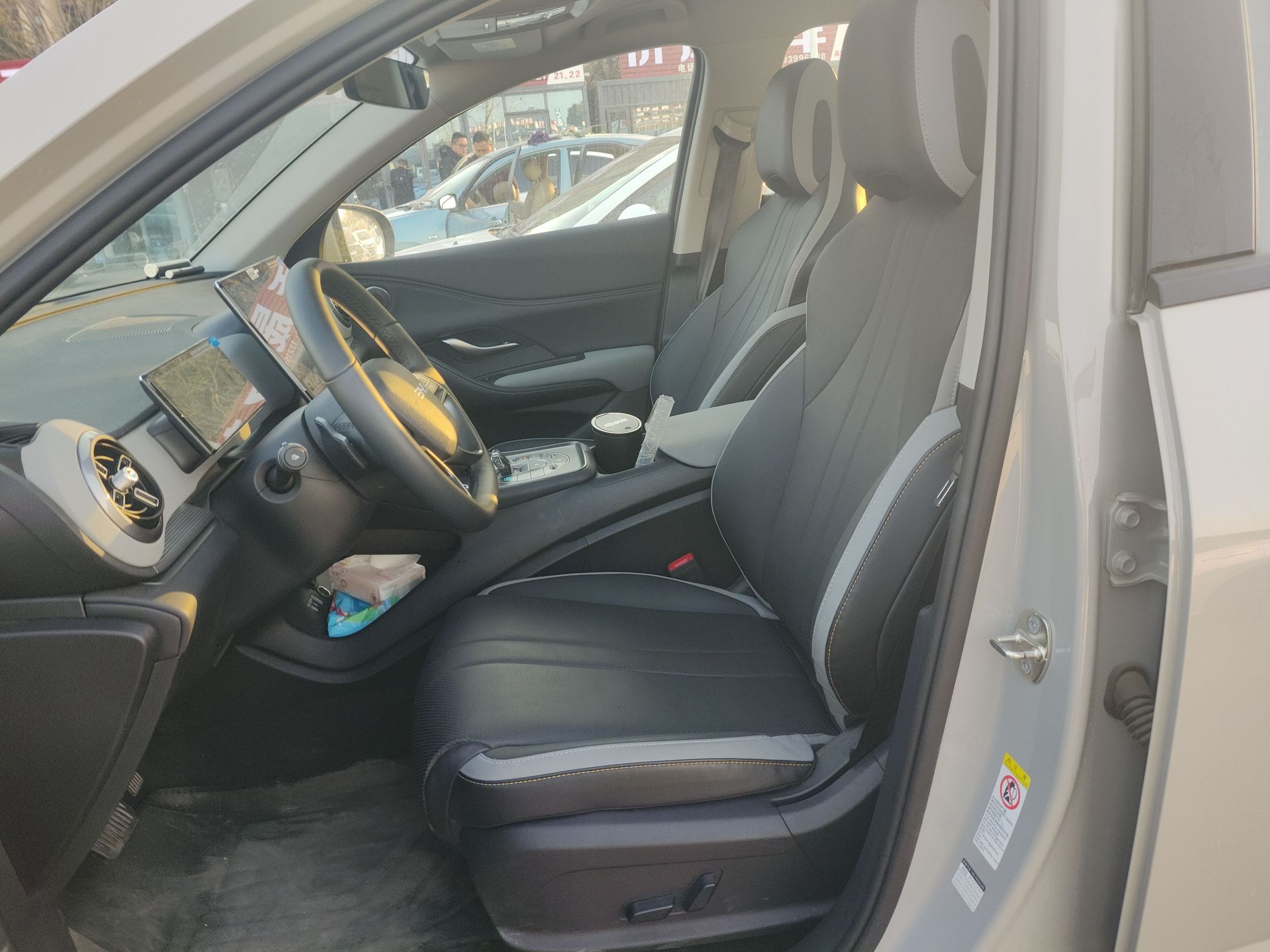 المقاعد الأمامية داخل السيارة