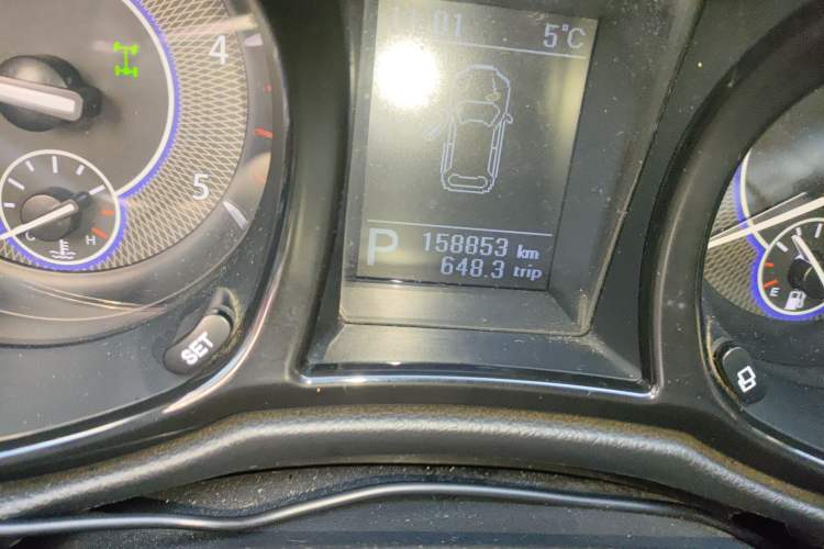 Used JMC Yusheng S350 2013 2.4T Automatic 4x4 Diesel Ultra-Luxury 5-Seater
