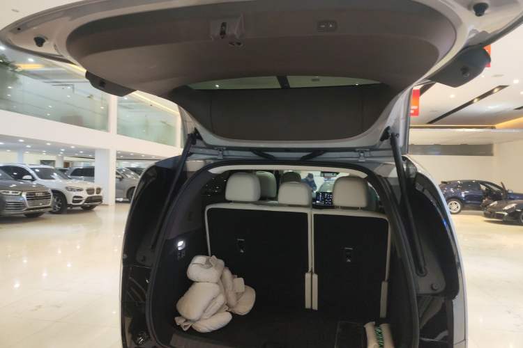 Used Li Auto MEGA 2024 Ultra Model
