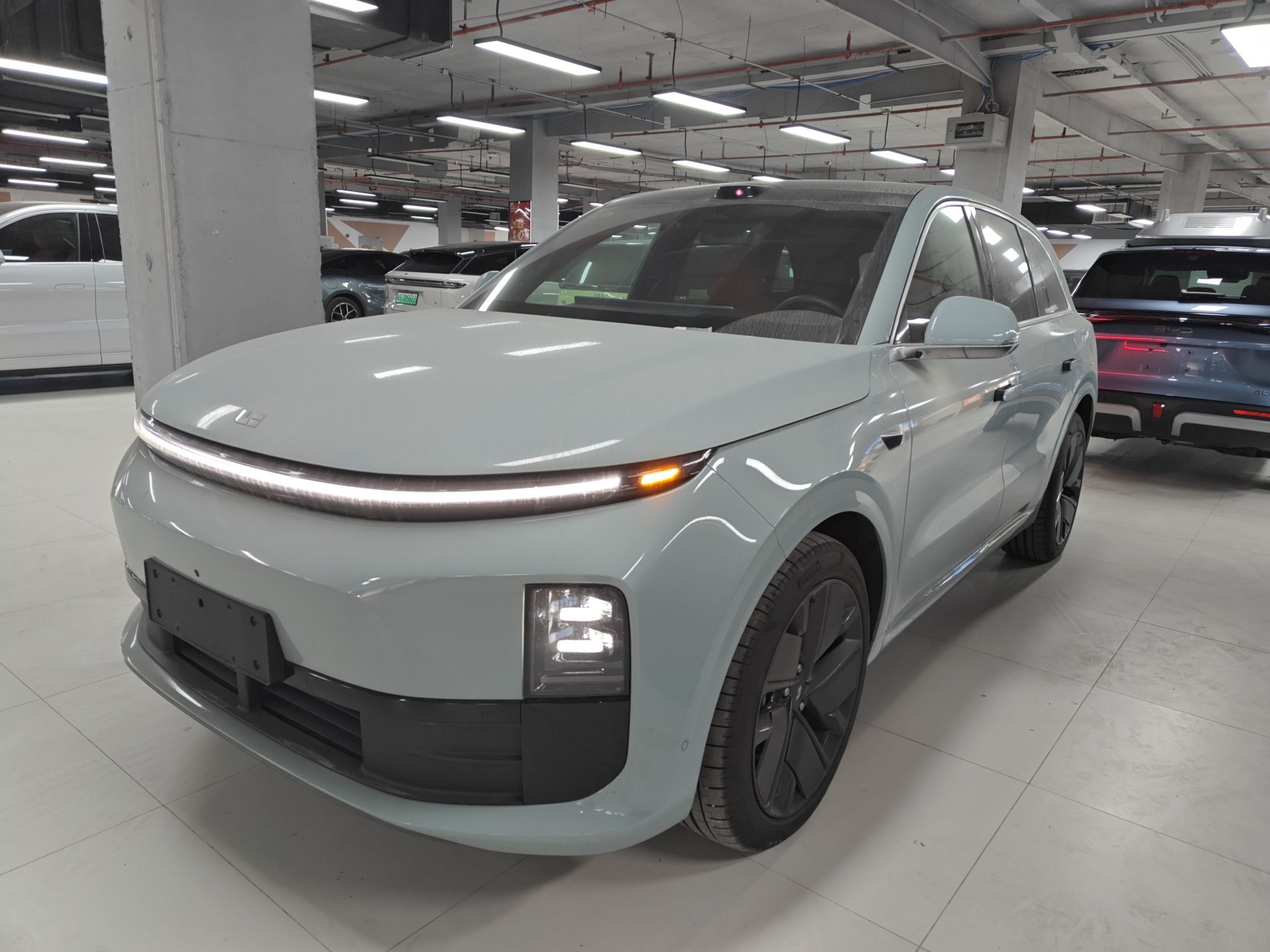 Под передней частью автомобиля