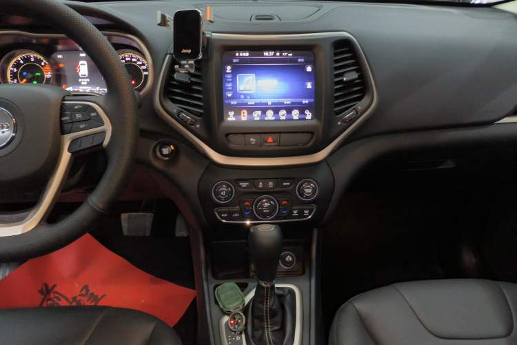 Used  Cherokee 2016 2.4L Leading Smart Version
