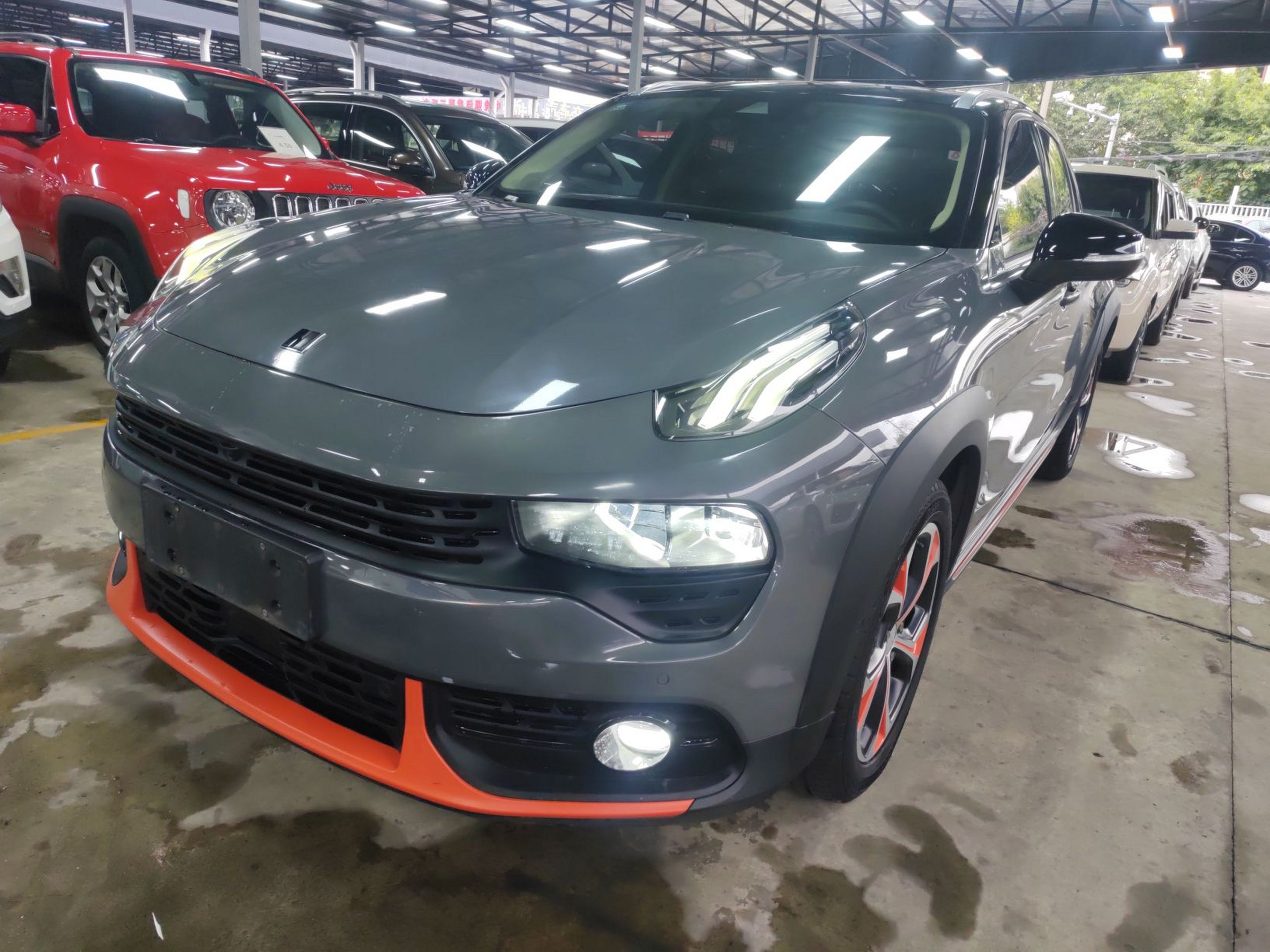 Под передней частью автомобиля