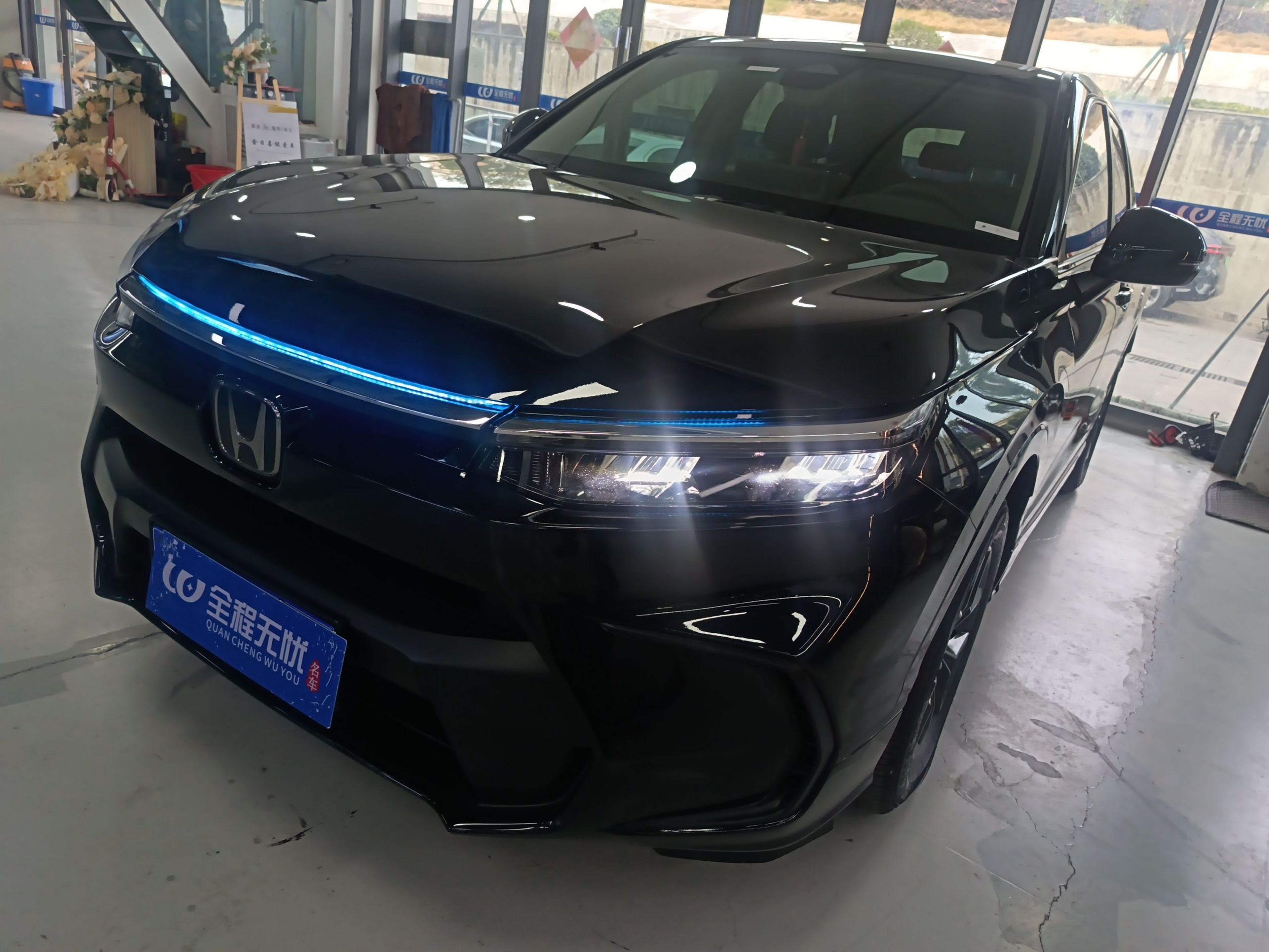 Под передней частью автомобиля