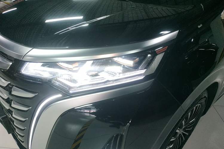 Used Denza D9 2022 DM-i 1040 Prestige Model