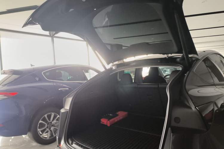 Used Tesla Model Y 2025 Long-Range All-Wheel-Drive Version
