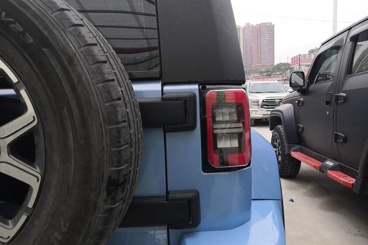 Used  BJ40 2023 2.0T Automatic Four-Wheel Drive Urban Hunter Edition Chivalrous Type
