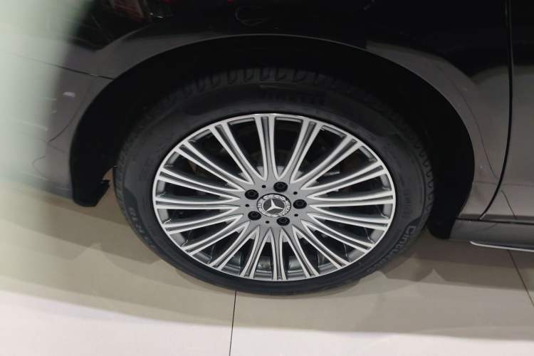 Used Mercedes-Benz E-Class 2019 E 300 L Sporty and Stylish Model
