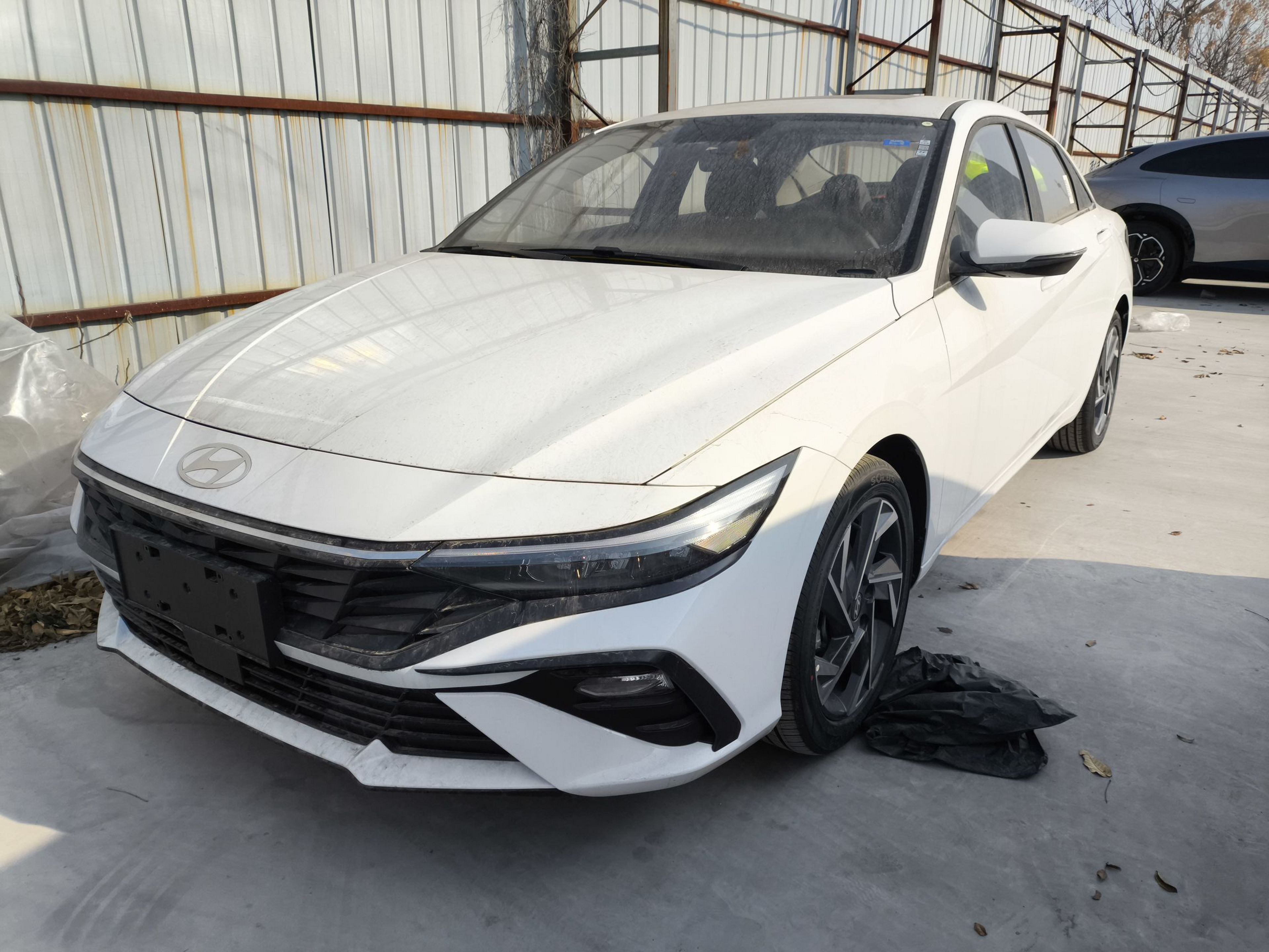 Под передней частью автомобиля