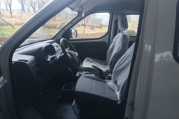 Used Wuling Yangguang 2024 300KM Comfort Version Passenger Van 75kW
