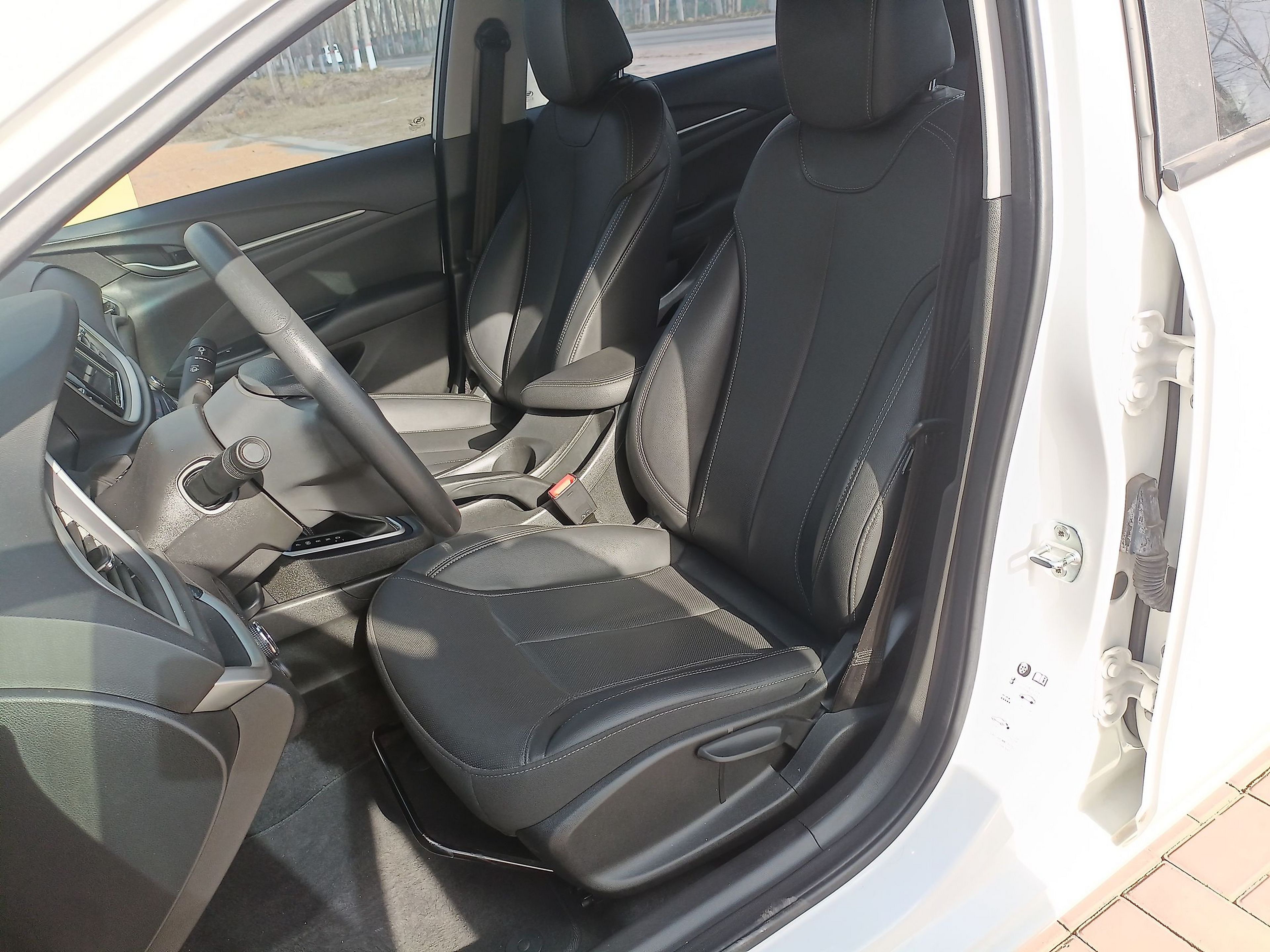 Переднее сиденье в автомобиле